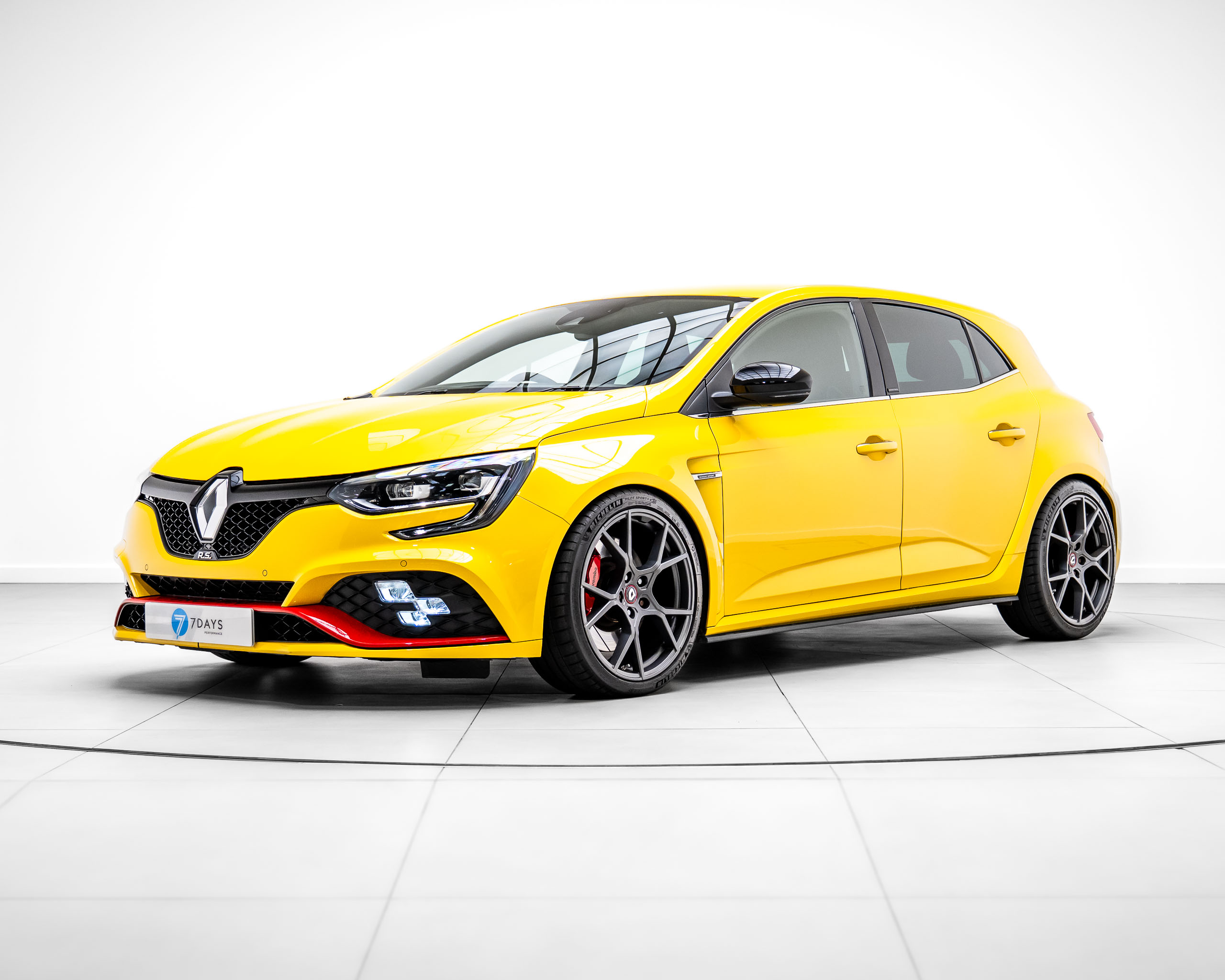 Win This Renault Megane R.S 300 Trophy + £2,000 Cash!